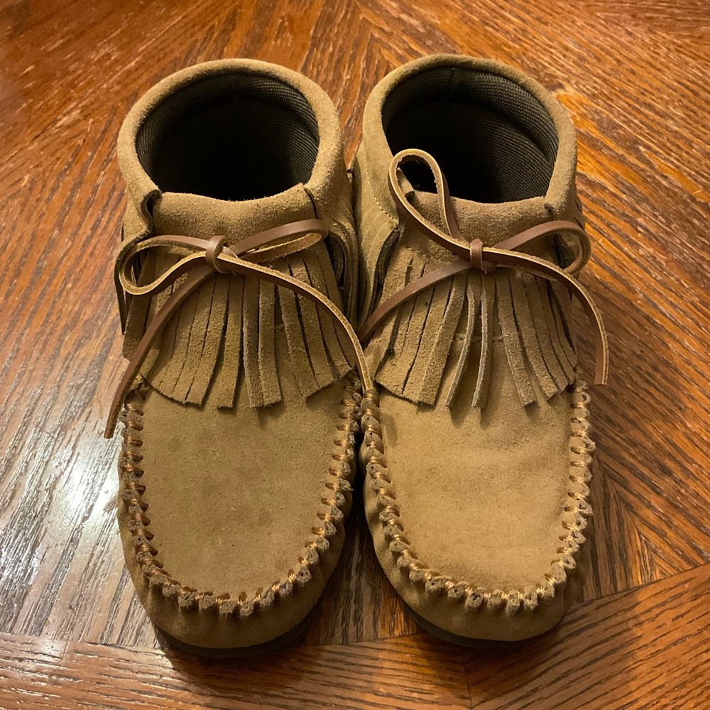 Woman’s Lamo Suede Upper Mesh Lining Mesh Comfort Padded Fringe Moccasins!